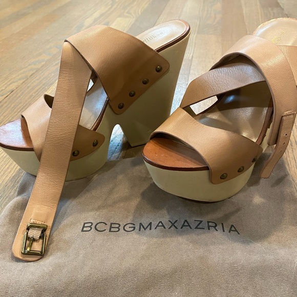 BCBG Runway Wedge - Picture 8 of 9